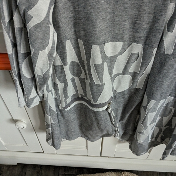 Gray and white geometric shaped blouse - Picture 2 of 3